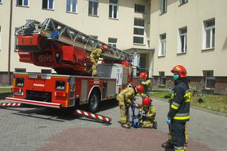 Gliwice: Strażacy na zwyżkach odwiedzili małych pacjentów oddziału pediatrii [WIDEO, ZDJĘCIA]