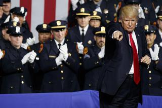Prezydent Trump namawia policję do przemocy