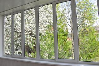 Zabudowa balkonu w bloku