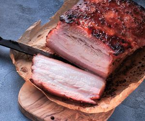 Pieczony czosnkowy boczek. Przepis na soczystą wędlinę na Wielkanoc 