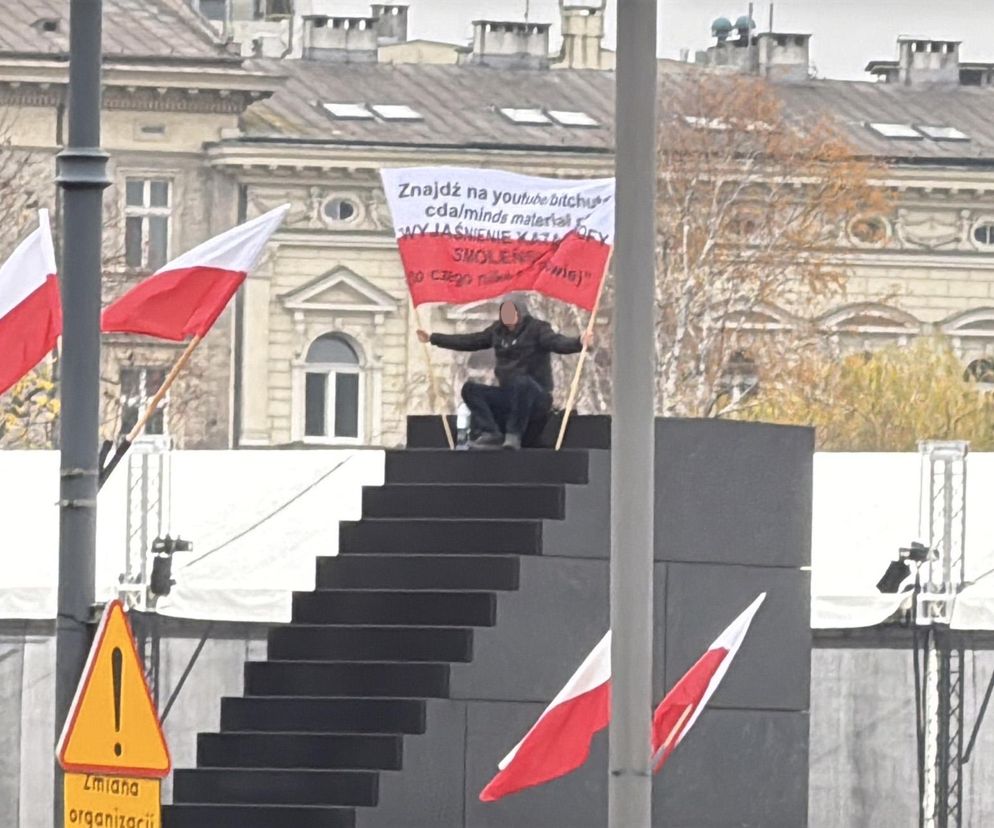 Incydent na placu Piłsudskiego w Warszawie. Mężczyzna wszedł na pomnik Ofiar Tragedii Smoleńskiej. „Zostanie w szpitalu”