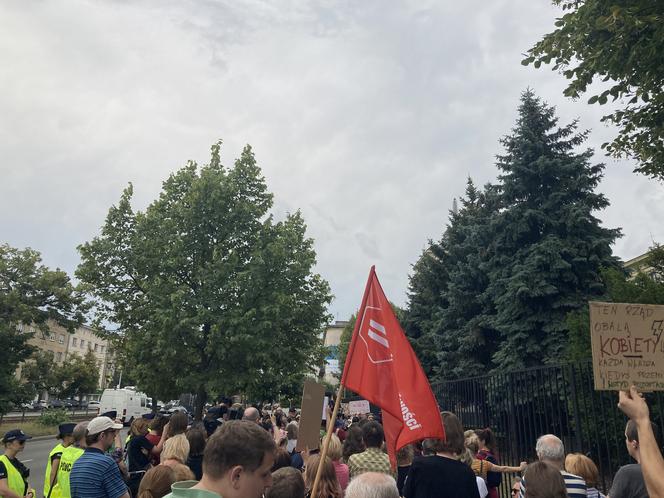 Manifestacja "Nigdy nie będziesz szła sama" w Warszawie. Strajk Kobiet pod Komendą Stołeczną Policji