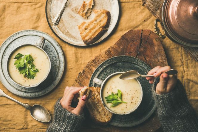 Jedz ją przed obiadem, a schudniesz szybciej. Zupa krem, która reguluje cukier i obniża cholesterol