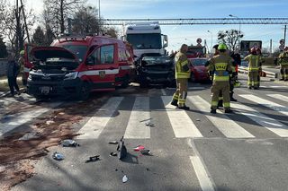 Ciężarówka zmiażdżyła cztery pojazdy. Sześć osób rannych, w tym dzieci. Lądował śmigłowiec LPR