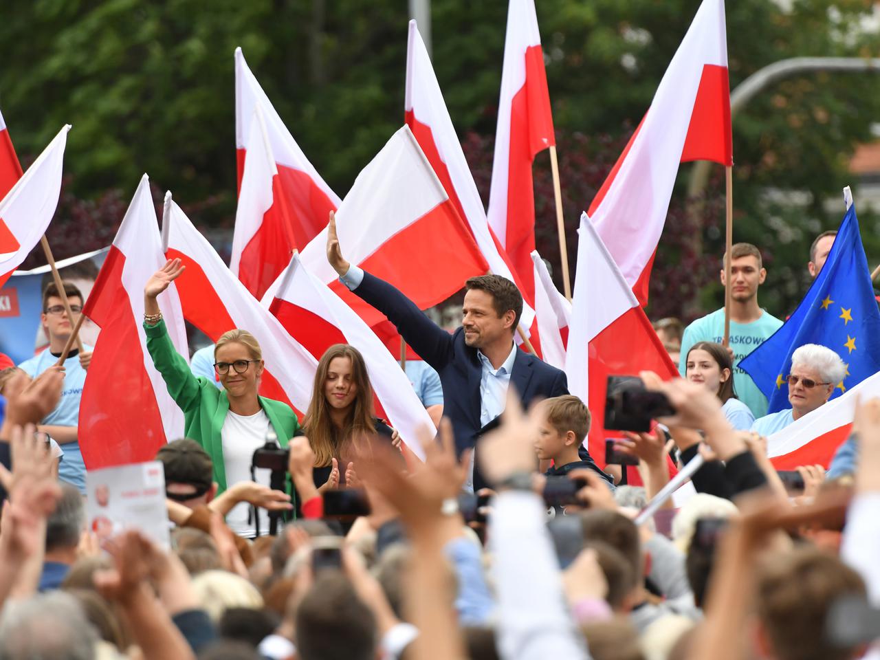 Wybory 2020: Trzaskowski w Szczecinie. Kameralnie  z działkowcami i ogromne tłumy na wiecu [ZDJĘCIA]