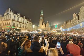 Największa choinka we Wrocławiu już rozświetlona! Tłumy powitały Świętego Mikołaja 