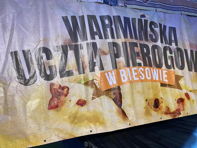 Gigantyczne kolejki po pierogi w Biesowie. Przygotowano ich ponad 50 tysięcy. Zobacz zdjęcia!