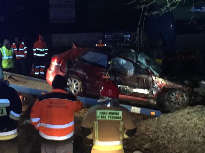 KOSZMARNE zderzenie audi z ciężarówką w Kopkach! 17-latka zginęła na miejscu 