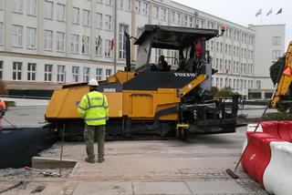 Piątek na placu budowy w centrum Torunia