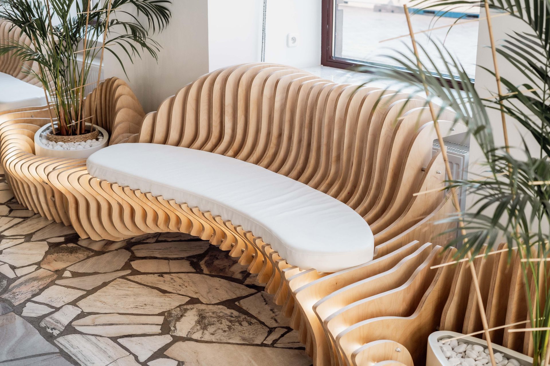 Galeria pod Plafonem i strefa wejściowa Dolnośląskiej Biblioteki Publicznej na rynku