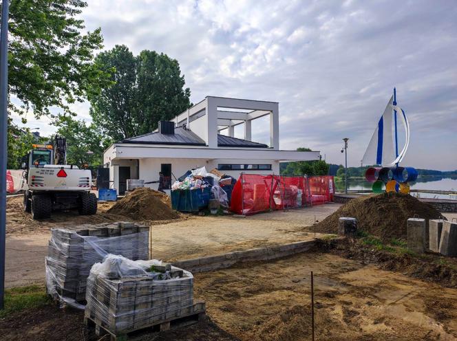 Kończy się budowa budynku dla ratowników do obsługi kąpieliska nad zalewem Muchawka w Siedlcach