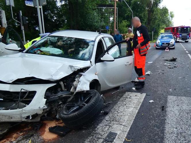 Dramatyczny wypadek na S8. Opel huknął w taksówkę, ciężarna kobieta w szpitalu