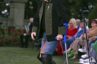 Kowboj o kulach. Tak Olbrychski wraca do zdrowia po operacji