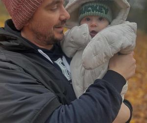 Co za przemiana! Daniel Martyniuk z żoną i dzieckiem na spacerze