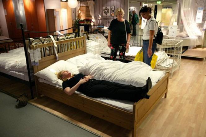 Pracownicy Ikea są bezradni. Klienci przychodzą do nich się wyspać.