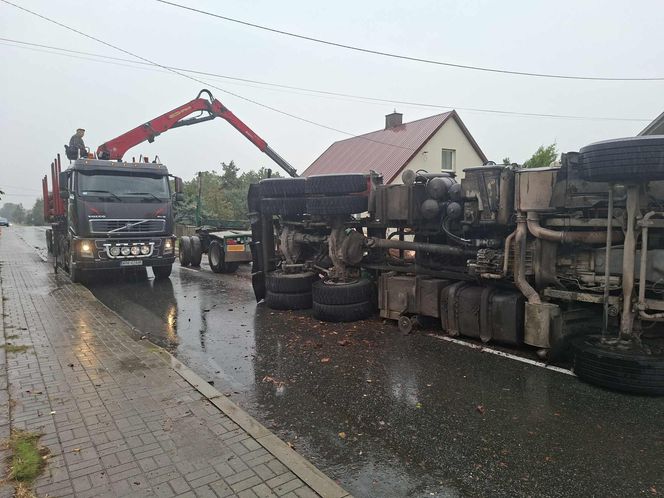 Wypadek w Mircu! Przewróciła się ciężarowka z drewnem, uszkodziła gazociąg