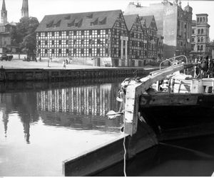 Tak wyglądały spichrze nad Brdą w Bydgoszczy przed pożarem w 1960 roku. Ogień strawił doszczętnie dwa z nich