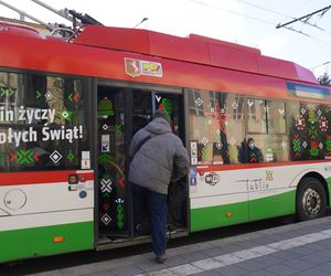 Mikołajkowy trolejbus wyjechał na ulice Lublina! Jakie dekoracje świąteczne zdobią jego wnętrze? Zobacz koniecznie