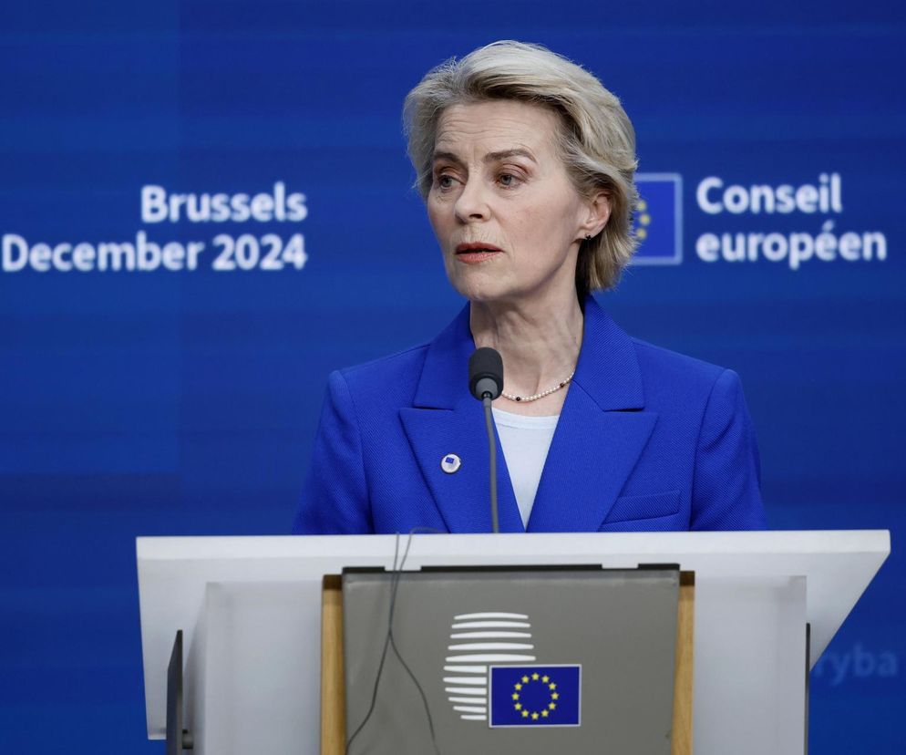 Przewodnicząca Komisji Europejskiej Ursula von der Leyen podczas konferencji prasowej w Brukseli, przedstawiająca nowe przepisy UE dotyczące mikroplastiku, o których przeczytasz na Super Biznes.