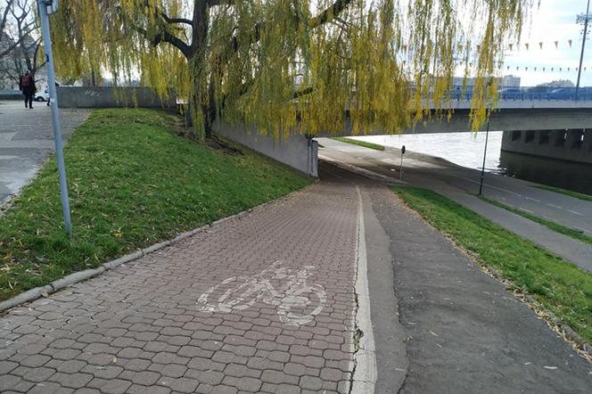 Zdaniem mieszkańców, jazda tędy grozi kalectwem. Miasto uważa, że wystarczy zachować ostrożność