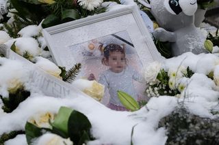 Zuzia weszła do skrzyni łóżka. Dziewczynka nie żyje.