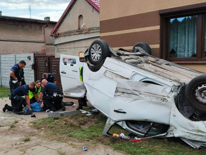 Dachował, a potem groził policjantom zapalniczką. Finał pościgu za 43-latkiem w powiecie górowskim [ZDJĘCIA]