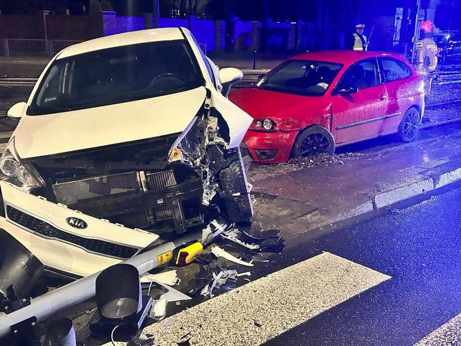 Warszawa, Wola. Dwie osobówki po zderzeniu wleciały na tory. Zablokowany ruch tramwajów