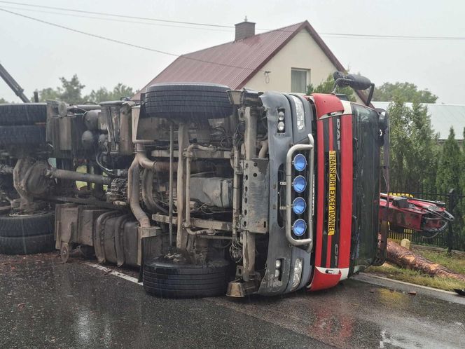 Wypadek w Mircu! Przewróciła się ciężarowka z drewnem, uszkodziła gazociąg