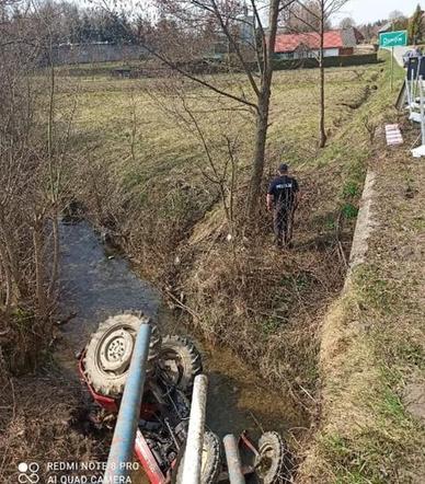 Tragiczny wypadek w Ulanicy. Traktorzysta zjechał z drogi i spadł do rzeki. Mężczyzna zginął na miejscu 