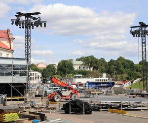 Przed sobotnim koncertem trwa budowa sceny na pl. Zamkowym w Lublinie