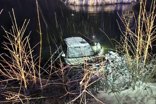 O krok od tragedii w woj. lubelskim. BMW wpadło do stawu i zaczęło tonąć