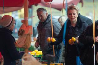 Hanna Zdanowska robi zakupy na bazarku