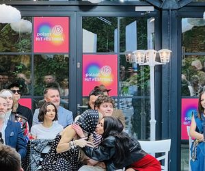 Oskar Cyms między Dodą a Roxie na konferencji Polsatu