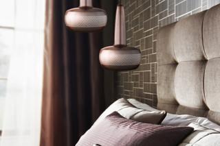 Nowoczesna lampa sufitowa jako oświetlenie łóżka