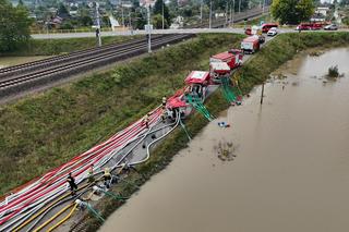 Sytuacja powodziowa w Czechowicach-Dziedzicach nadal zła. Strażacy wypompowują wodę z marnymi efektami, bo rozlewisko jest ogromne ZDJĘCIA