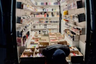 Podróbki perfum warte 5 milionów złotych. Policjanci rozbili nielegalny handel