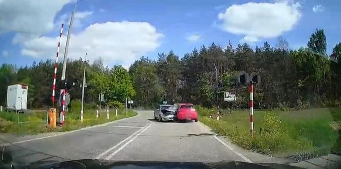 Policjanci ujawnili dramatyczne nagranie. Zderzenie trzech aut na przejeździe kolejowym