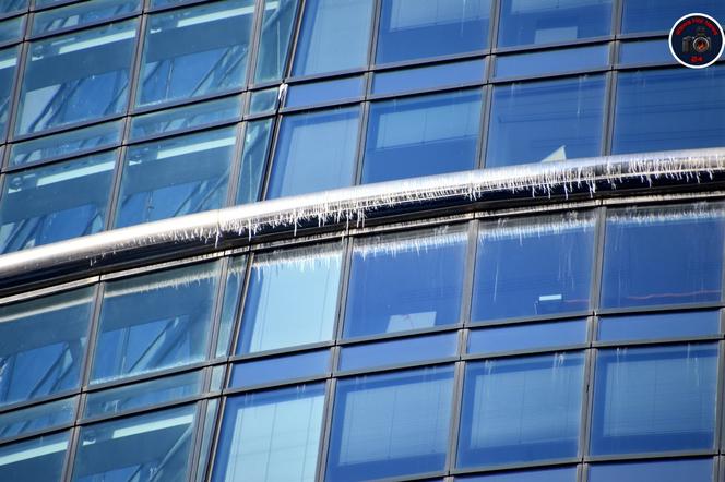 Wieżowiec grozy. Sople spadają z Warsaw Spire