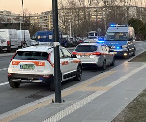 Tragiczne potrącenie w Warszawie. 16-latka została wciągnięta pod autobus. Wstrząsające szczegóły 