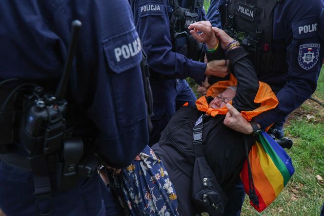 Aktywistka Katarzyna Augustynek zatrzymana przez policję podczas kontrmanifestacji na trasie pikiety przeciwko imigracji