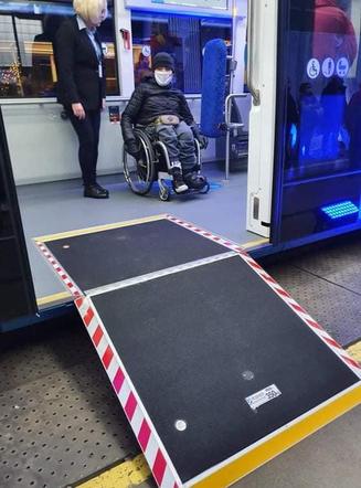 Tylko jeden wózek dziecięcy lub inwalidzki w tramwaju i autobusie 