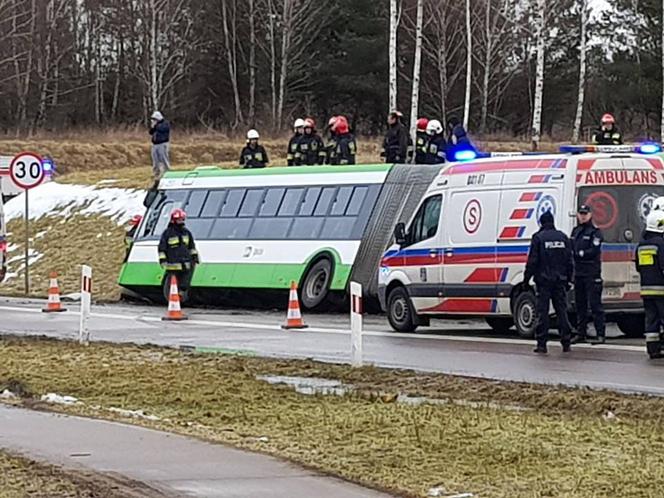 Łyski. Wypadek autobusu pod Białymstokiem. 9 osób rannych. Do szpitala trafiło 3 dzieci