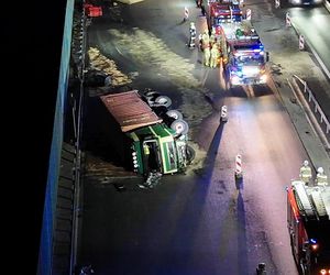 Wypadke na S7. Wjechał na remontowaną drogę. Wielka ciężarówka runęła na bok