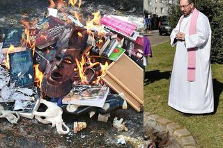 Ksiądz tłumaczy się ze spalenia książek i publikacji zdjęć w sieci. Internauci są oburzeni