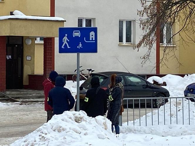 Próba porwania dziecka w Białymstoku. Rodzice są przerażeni. "Ciemny samochód, mężczyzna w okularach"
