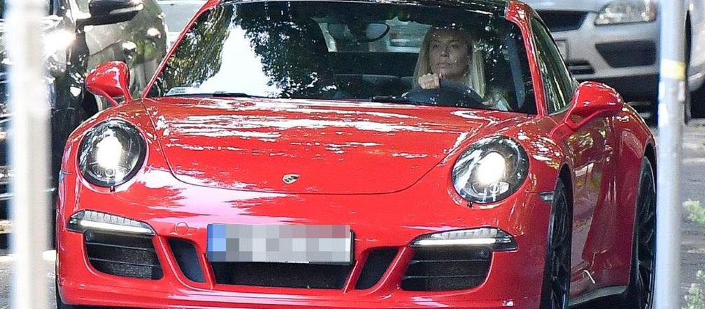 Agnieszka Woźniak-Starak: Wraca do życia w czerwonym Porsche 