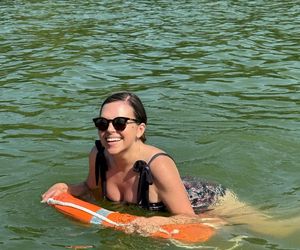 Ola Kwaśniewska chlapie się w jeziorze