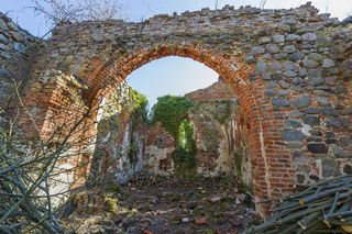 Magiczne miejsce w malutkiej wsi na Warmii i Mazurach. Stoją tam ruiny sprzed 700 lat