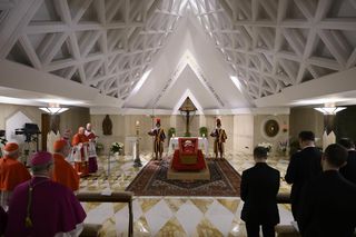 Ostatnia droga papieża Franciszka. Trumna z ciałem papieża wystawiona w kaplicy Domu Świętej Marty