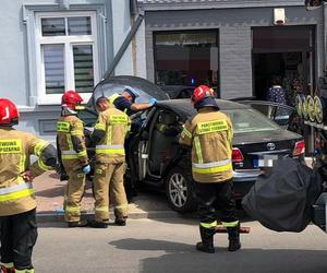 Koszmarny wypadek w Zduńskiej Woli. Kobieta potrącona na chodniku. Toyota zatrzymała się na ścianie kamienicy [ZDJĘCIA].